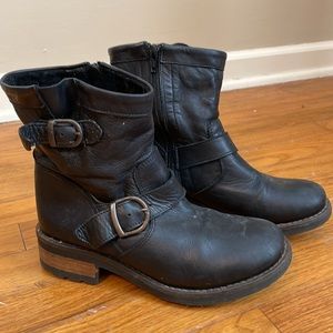 Aldo short black boots with buckle - size 7